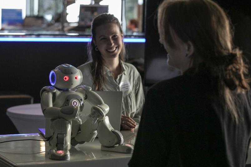 Infostand mit einem Roboter beim Grand Opening des RC Trust