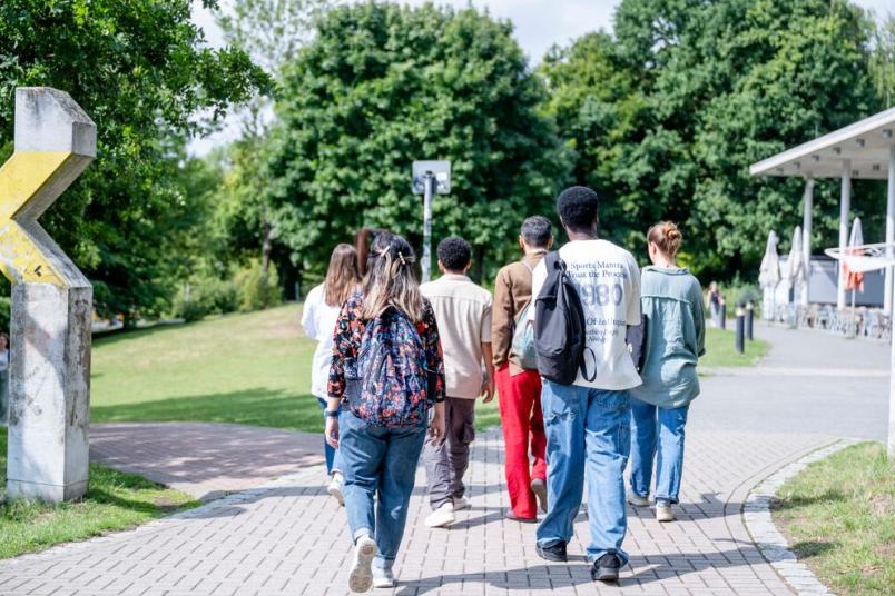 Studierende laufen über Campus