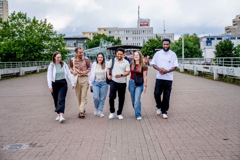 Studierenden laufen auf dem Campus