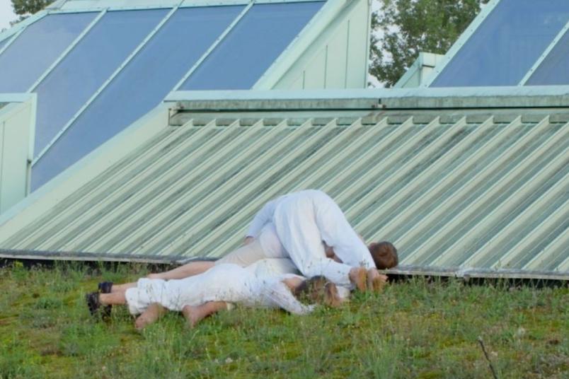 Künstlerisches Foto mit diversen weißgekleideten Menschen