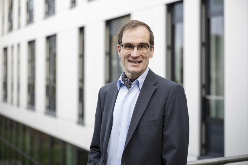 Porträt Mann im grauen Jackett