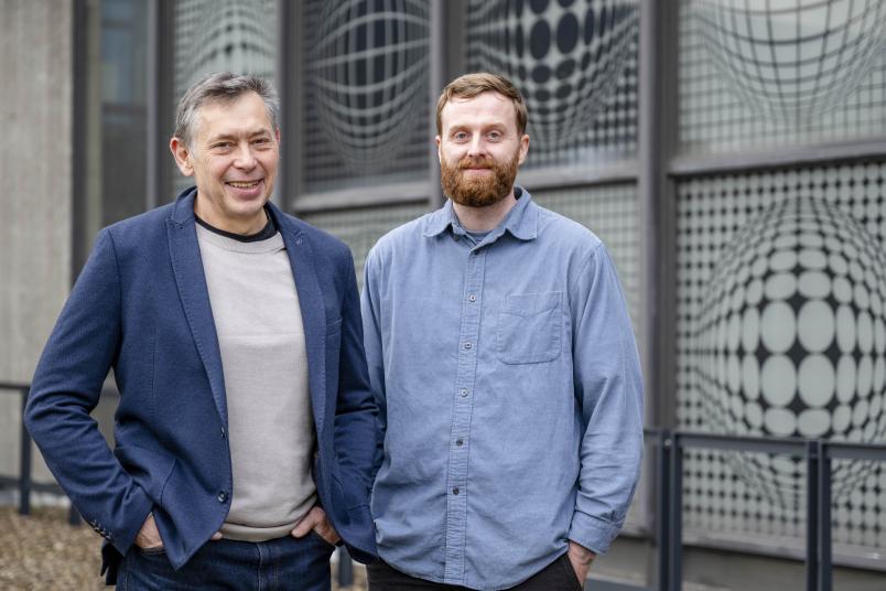 Zwei Männer vor einem Kunstwerk