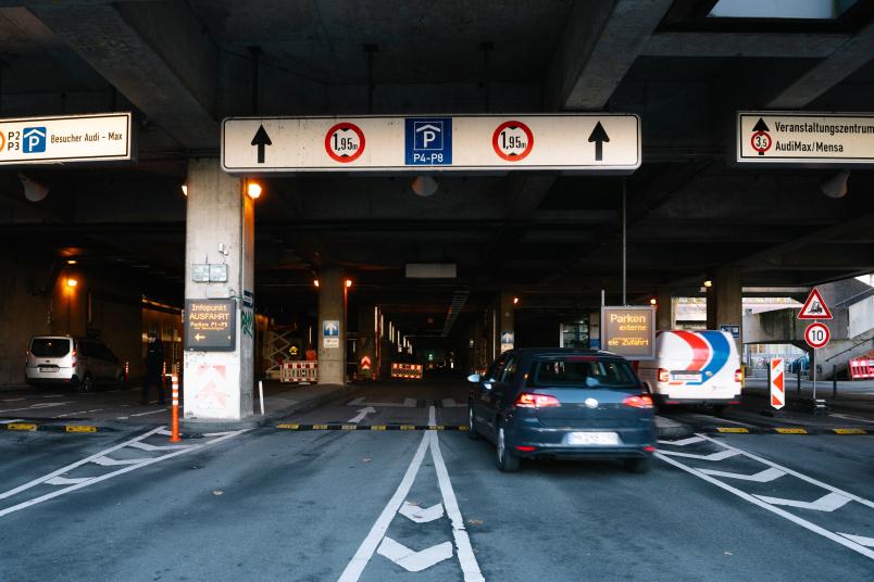 Ein Auto fährt in eine Tiefgarage.
