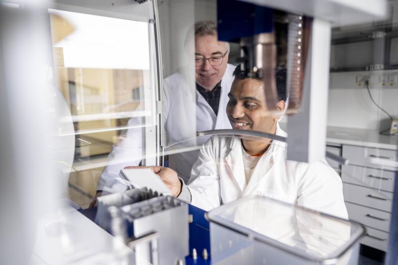 Zwei Forscher arbeiten in einem Labor