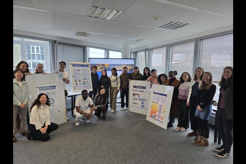 Gruppenfoto mit Studierenden