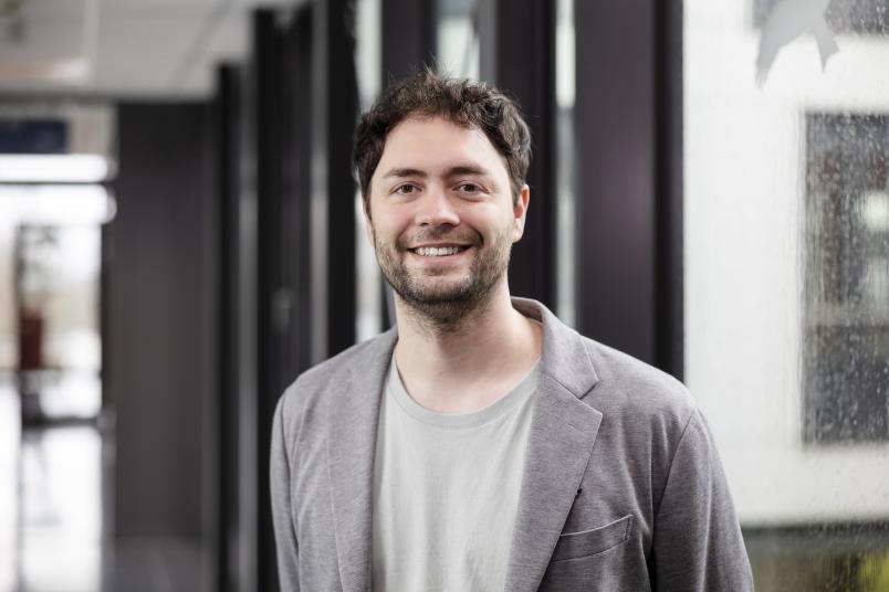 Porträt eines Mannes im grauen Jackett