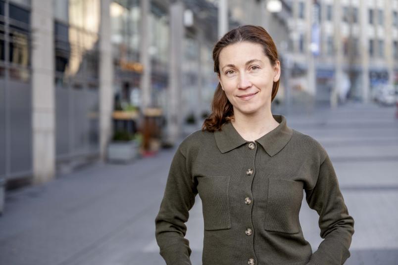 Porträt von junger Frau mit dunkelbraunen Haaren und in dunkelgrüner Bluse.
