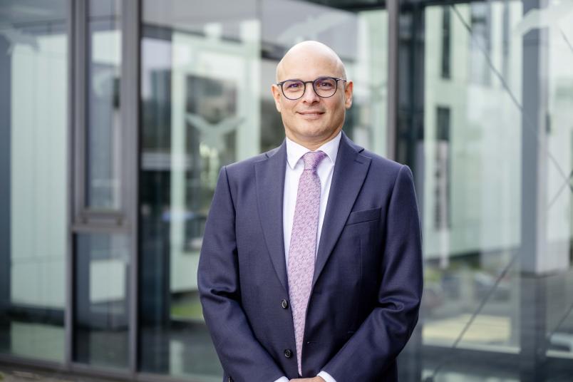 Porträt eines Mannes im dunklen Jackett