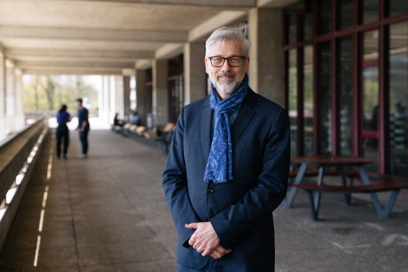 Porträt eines Mannes im Wintermantel