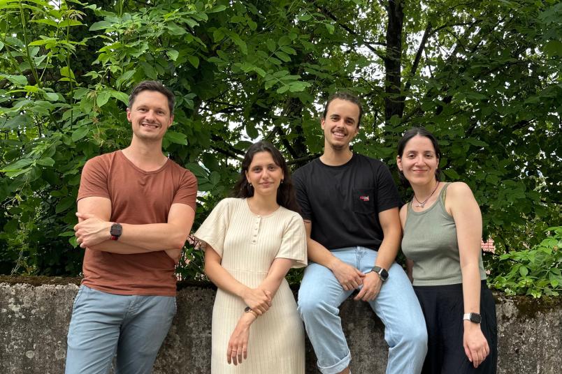 Vier Menschen vor einer Mauer