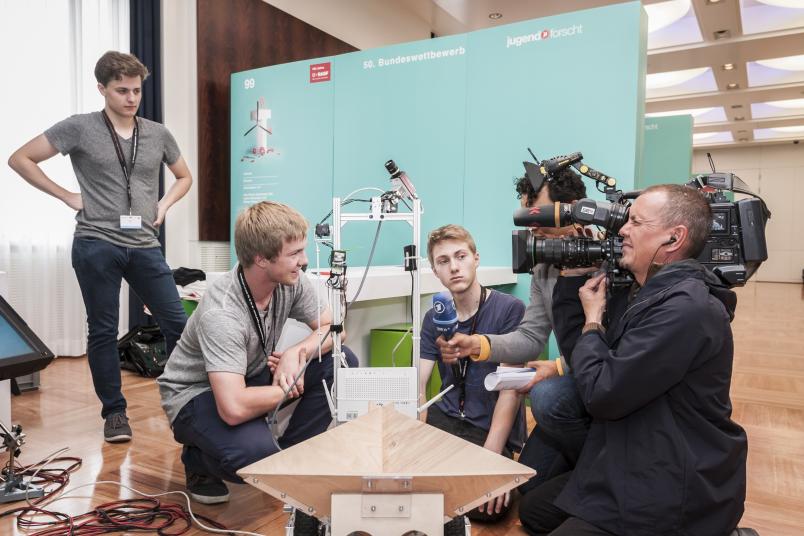 Stellvertreterbild: Medien berichten über den Wettbewerb Jugend forscht