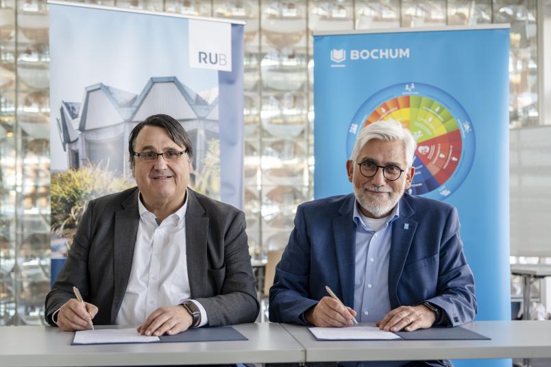 Zwei Männer unterzeichnen Vertrag