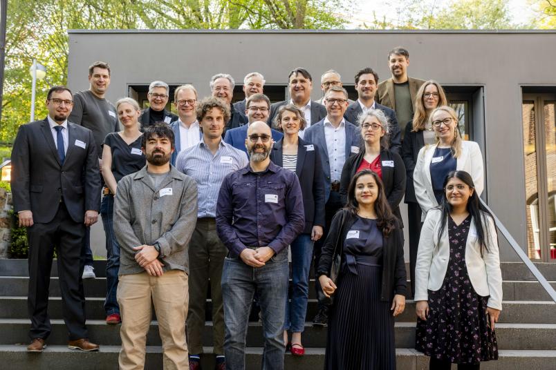 Eine Gruppe Menschen auf einer Treppe im Freien