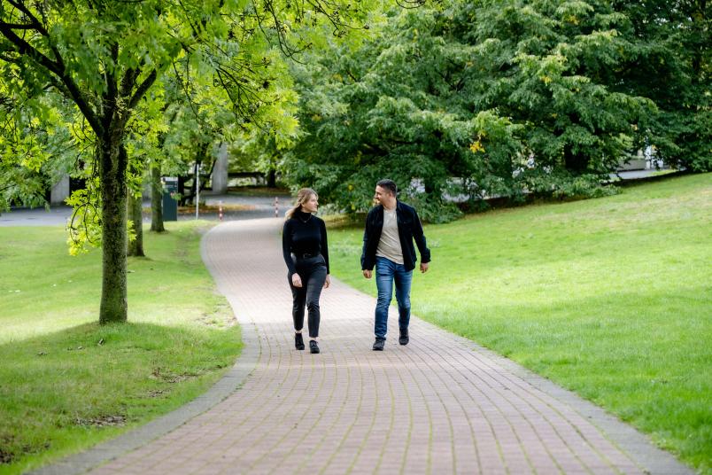 Zwei Personen im Grünen auf einem Weg