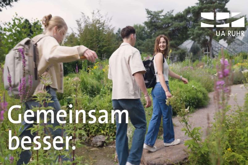 drei Studierende die durch die Botanik des Botanischen Gartens wandeln.