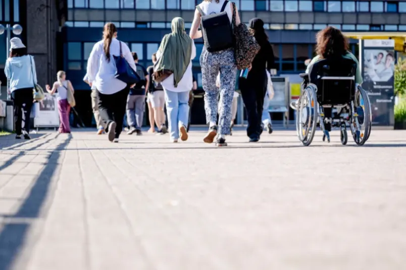 Menschen auf der Unibrücke