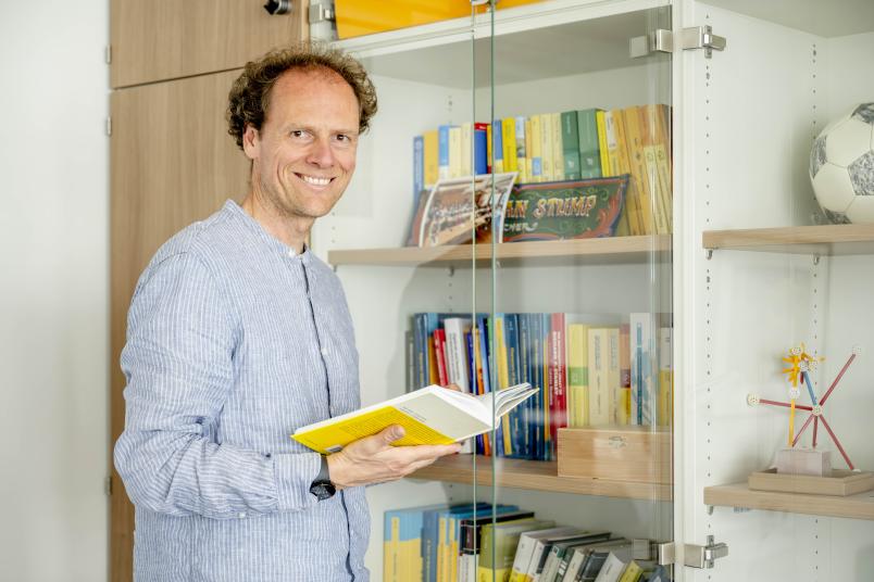 Porträt eines Mannes, der ein Buch hält