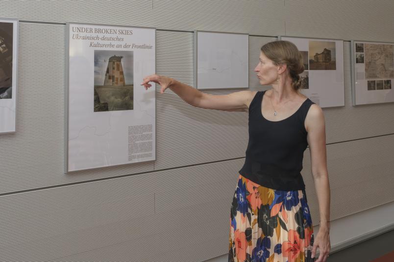 Fotografin und Ausstellungskuratorin Irina Unruh zeigt eines ihrer Bilder.