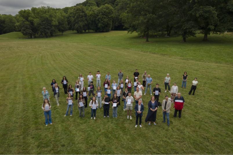 Gruppenbild per Drohne aufgenommen