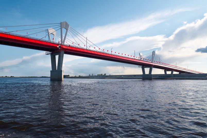 Eine rote Autobrücke über einem großen Fluss