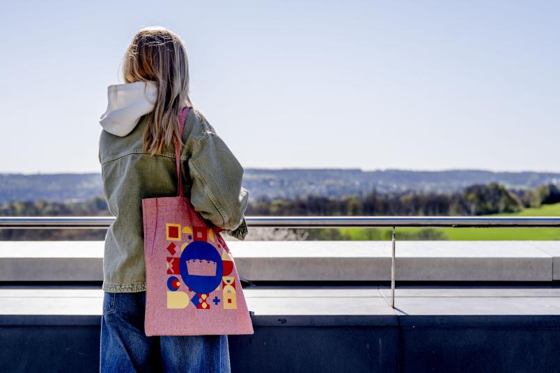Studentin mit Tasche im RUB-Design 