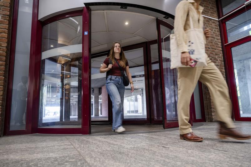 Zwei Menschen betreten ein Gebäude der Ruhr-Universität Bochum