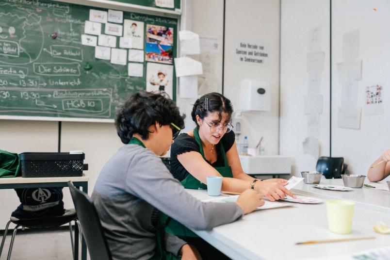 Studentin und Schüler im Gespräch 
