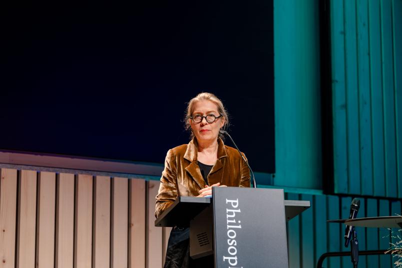 Frau hält Rede