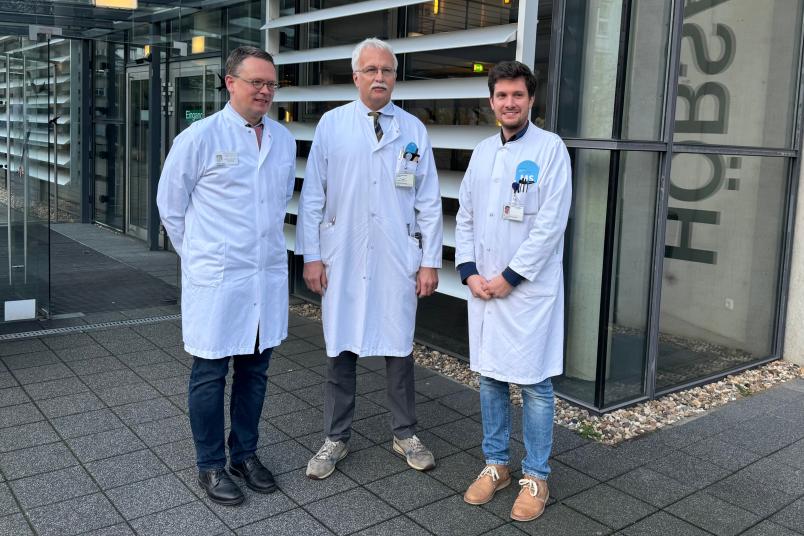 Drei Männer in weißen Kitteln