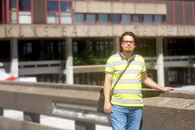 Porträtfoto von Kevin Cuadra auf dem Campus der RUB