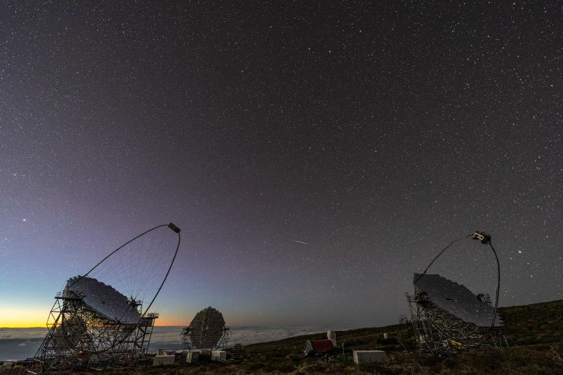Teleskope vor abendlichem Himmel