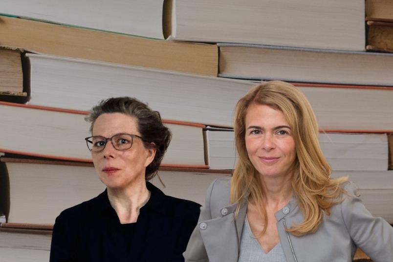 Porträt zweier Frauen vor Büchern