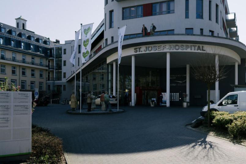 Blick auf den Eingang des St. Josef Hospitals