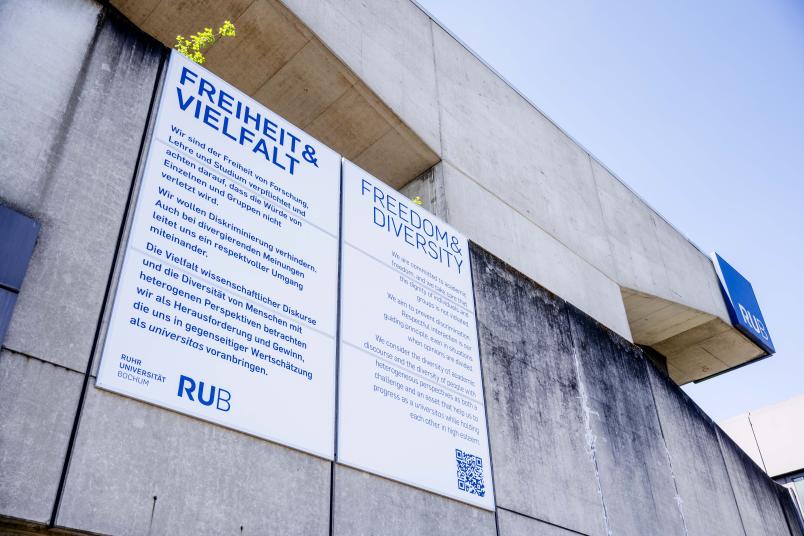 Tafeln mit dem Kodex für Demokratie und Vielfalt