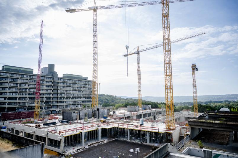 Blick auf die Bauarbeiten am Ersatzbau des Gebäudekomplexes NA auf dem Campus der Ruhr-Universität Bochum.