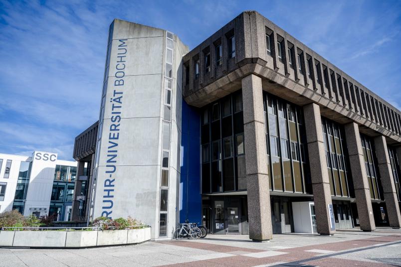 Außenansicht des Verwaltungsgebäudes der Ruhr-Universität Bochum