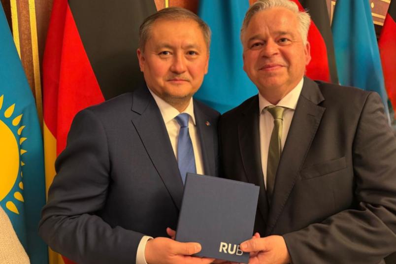 Zwei Männer: RUB-Kanzler Achim Dilling (rechts) und der kasachische Wissenschaftsminister Sayasat Nurbek