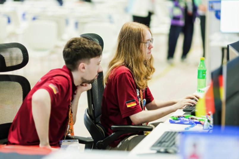 Zwei junge Männer an Computern