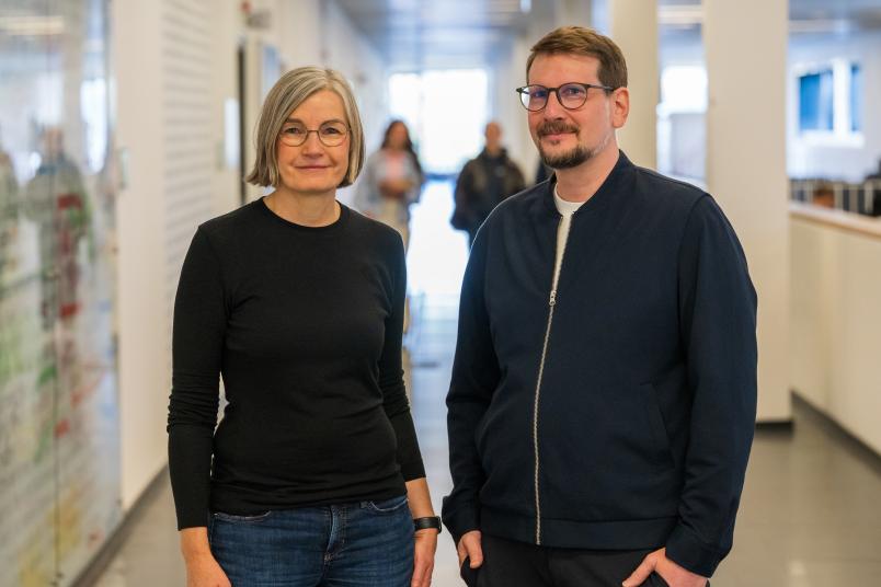 Ein Mann und eine Frau stehen in einem Flur