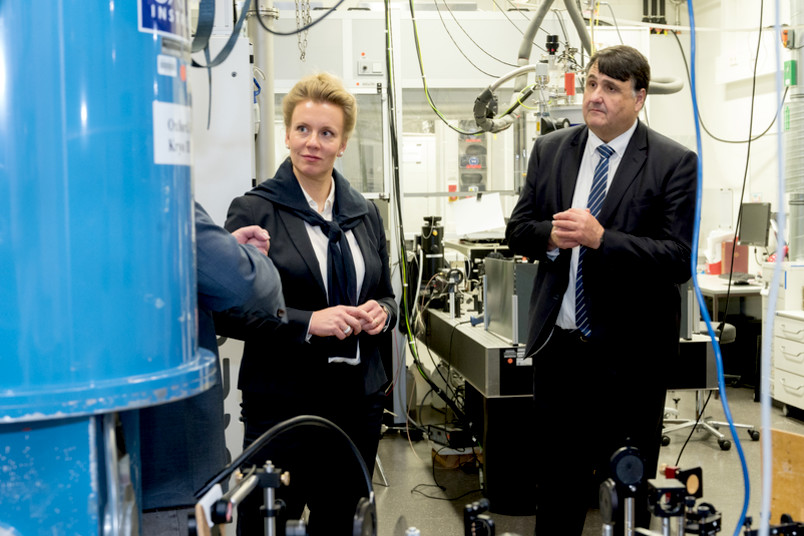 Ministerin Ina Brandes und der Rektor der Ruhr-Universität Bochum, Martin Paul, besichtigen ein Labor auf dem Campus der Technischen Universität Dortmund.