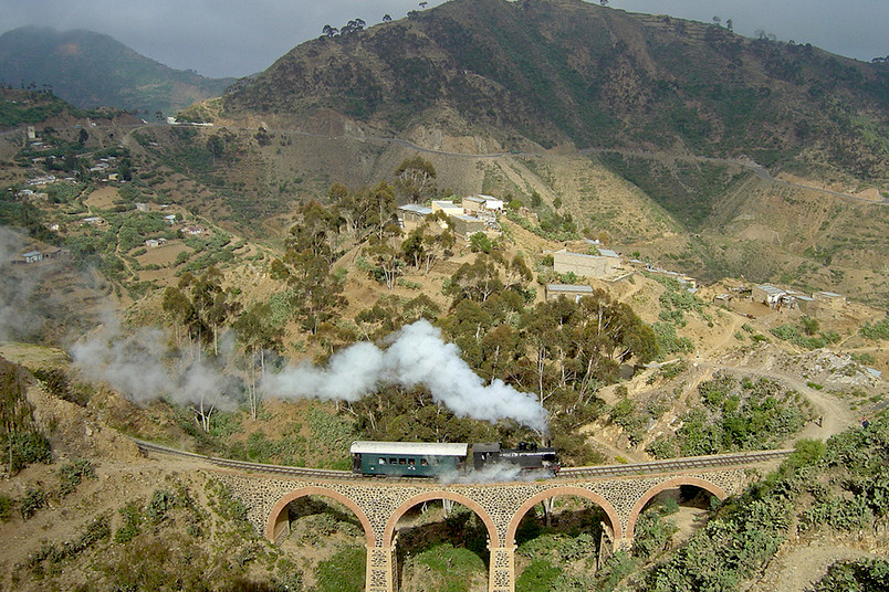 Blick auf einen Zug, der über eine Brücke fährt