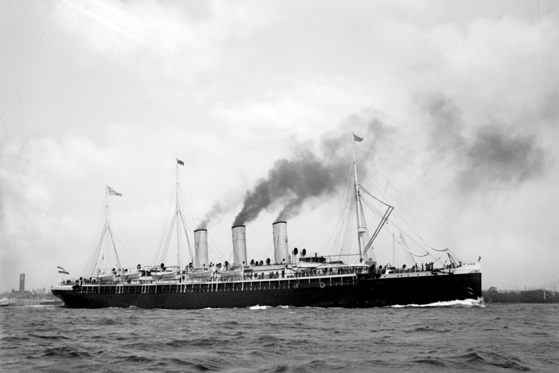 Altes Kreuzfahrtschiff, Schwarz-Weiß-Bild