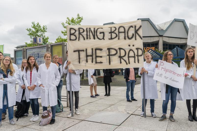 Medizinstudenten der RUB protestieren mit Transparenten und Trillerpfeifen auf dem Campus