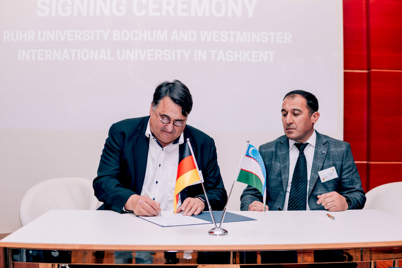 Rektor Martin Paul (links) unterzeichnet ein Memorandum of Understanding mit der Westminster International University in Taschkent, vertreten durch Ikrom Rikhsiboev.