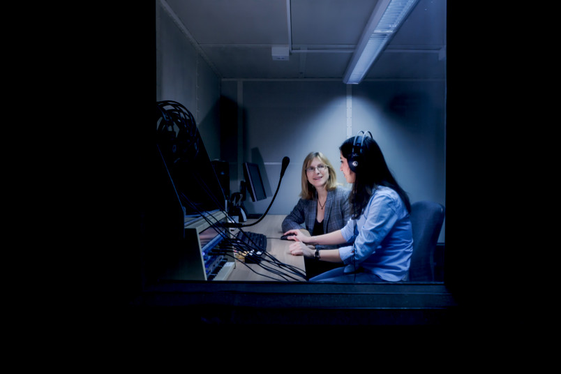 Zwei Wissenschaftlerinnen in einem Sprachlabor.