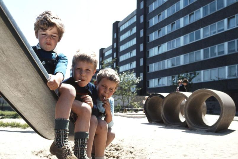 Drei Kinder auf einem Spielplatz