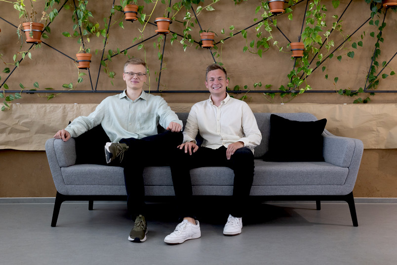 Foto der Gründer Torben Soennecken und Rafael Wycislok auf einem Sofa im Makerspace.