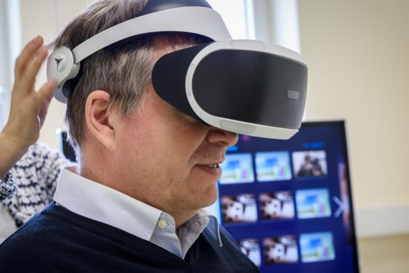 
	Mittels VR-Brille können die Untersucher ins Gespräch mit den Avataren einsteigen.
