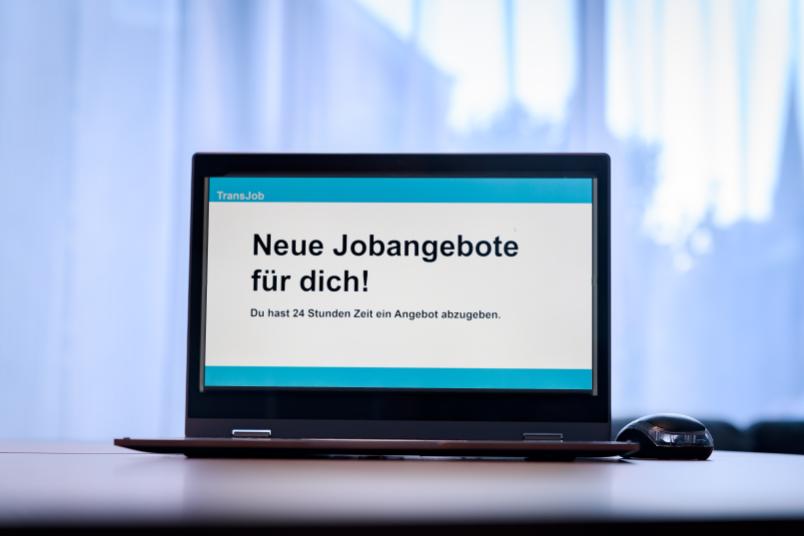 Laptopbildschirm mit Stellenangeboten