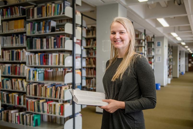 Yvonne Behrens in der Bibliothek 